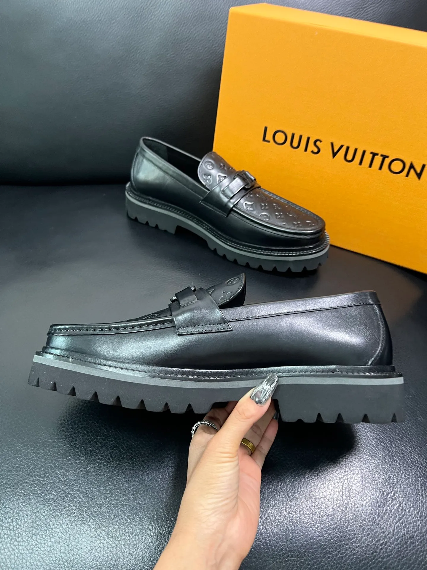 Men's shoes 💰780 Lv top purchasing Louis Vuitton leather shoes counter synchronization, uppers imported from Italy, imported water-dyed cowhide lining, soles: original soles specially provided by the original factory, original factory follow-up goods, high quality, welcome to compare, code number 38-44 (customized 45) 85842